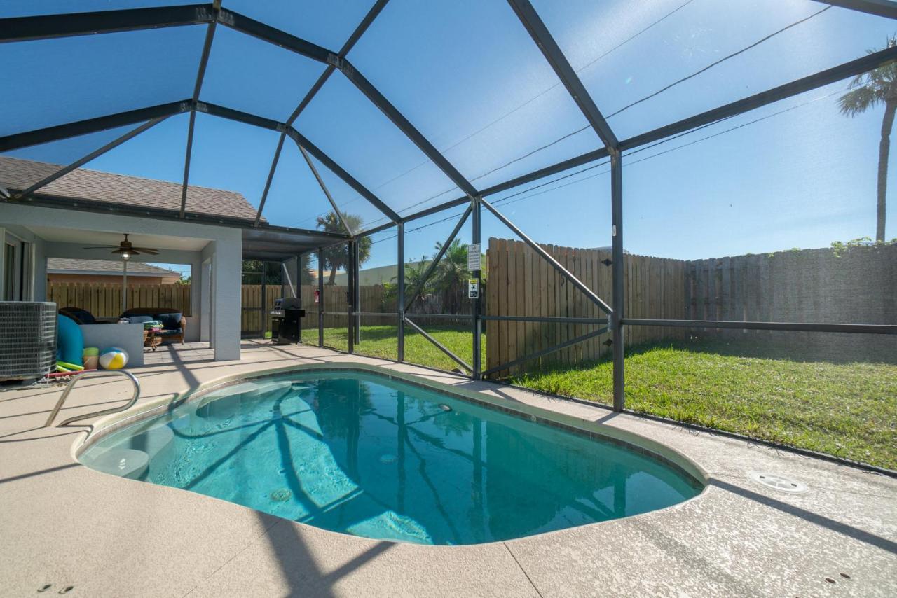 Serene Seaside Retreat: Dog-Friendly Townhouse with Pool Melbourne Exterior photo
