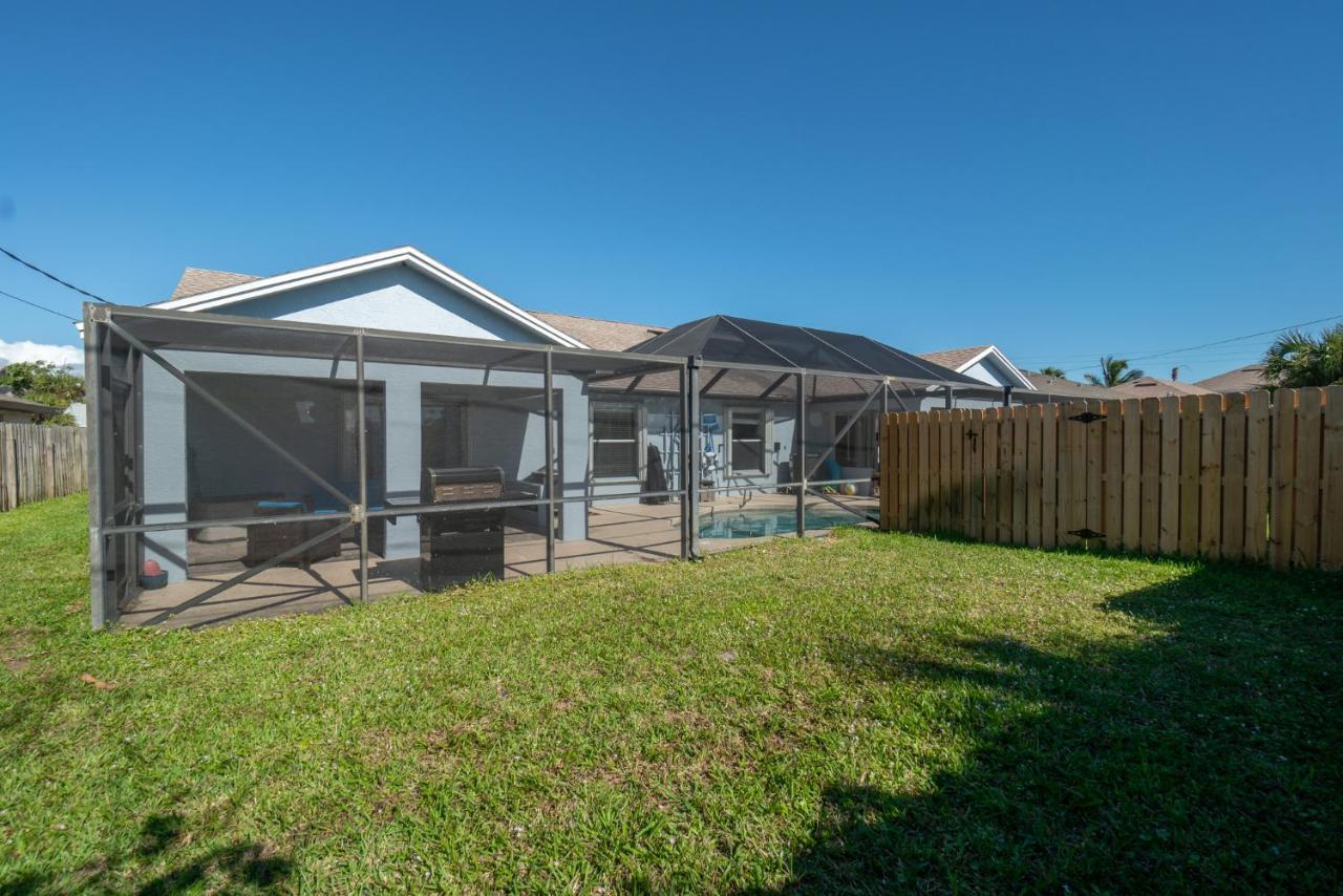 Serene Seaside Retreat: Dog-Friendly Townhouse with Pool Melbourne Exterior photo
