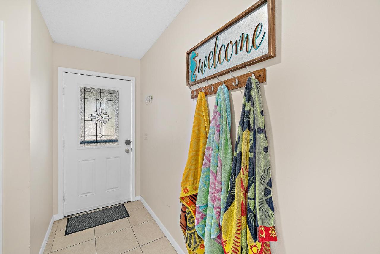 Serene Seaside Retreat: Dog-Friendly Townhouse with Pool Melbourne Exterior photo