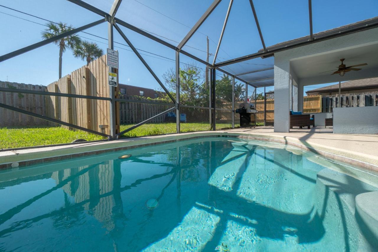 Serene Seaside Retreat: Dog-Friendly Townhouse with Pool Melbourne Exterior photo